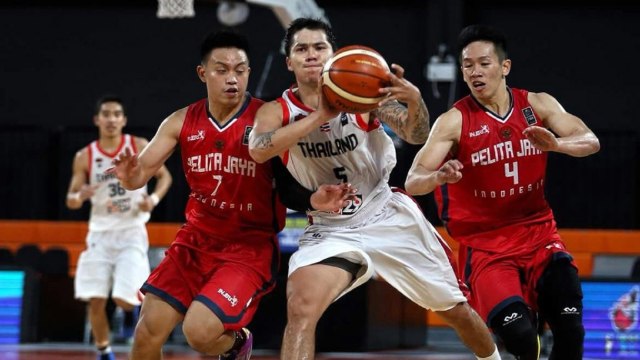 Pemain Indonesia berduel. (Foto: @FIBAAsiaCC)