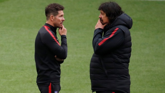 Diego Simeone dan German Burgos (Foto: REUTERS/Christian Hartmann)