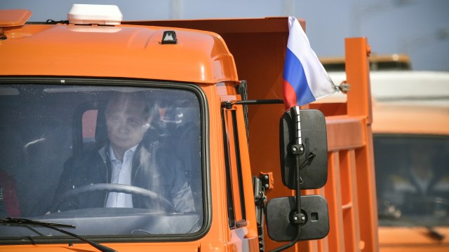 Vladimir Putin resmikan jembatan (Foto: Alexander Nemenov/AFP)