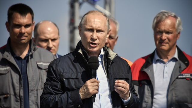 Vladimir Putin resmikan jembatan (Foto: Alexander Nemenov/AFP)