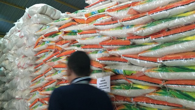 Stok beras di Food Station Tjipinang. (Foto: Elsa Toruan/kumparan)