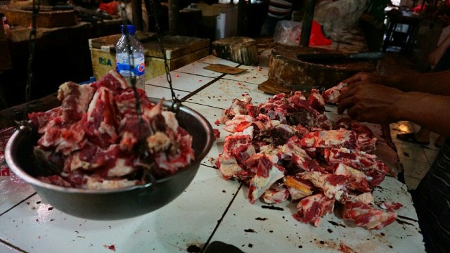 Pedagang daging sapi di Pasar Tanah Abang Foto: Iqbal Firdaus/kumparan