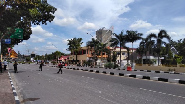 Kondisi terkini di depan Mapolda Riau. (Foto: Winahyu Dwi Utami/kumparan)