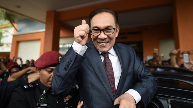 Anwar Ibrahim bebas. Foto: AFP/Mohd Rasfan
