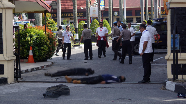 Dua jenazah terduga teroris tergeletak. (Foto: ANTARA FOTO/Retmon)