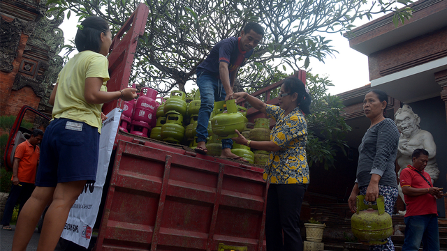 Warga membeli gas Elpiji Foto: ANTARA FOTO/Wira Suryantala