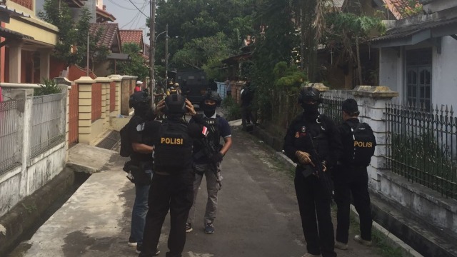 Penggeledahan rumah terduga teroris Tangerang (Foto: Soejono Eben/kumparan)
