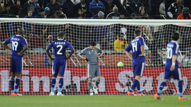 Pemain Prancis meratapi nasib di Piala Dunia 2010. (Foto: Pierre-Philippe Marcou/AFP)