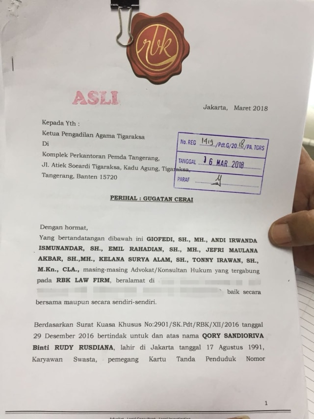 Surat gugatan cerai istri Ramon Y Tungka. (Foto: Giovanni/kumparan)