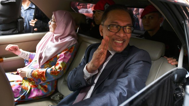 Anwar Ibrahim didampingi Wan Azizah Wan Ismail (Foto: REUTERS/Stringer)