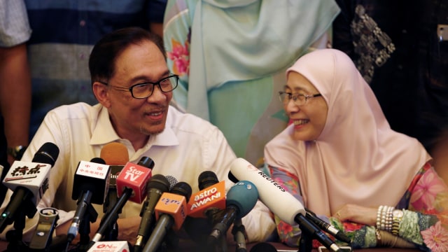 Anwar Ibrahim didampingi Wan Azizah Wan Ismail (Foto: REUTERS/Lai Seng Sin)