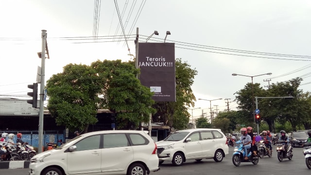 Baliho Teroris Jancuk di jalanan Surabaya. (Foto: Ferio Pristiawan/kumparan)