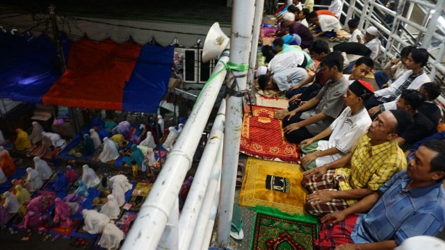 Tarawih Pertama di Pasar Gembrong Foto: Iqbal Firdaus/kumparan