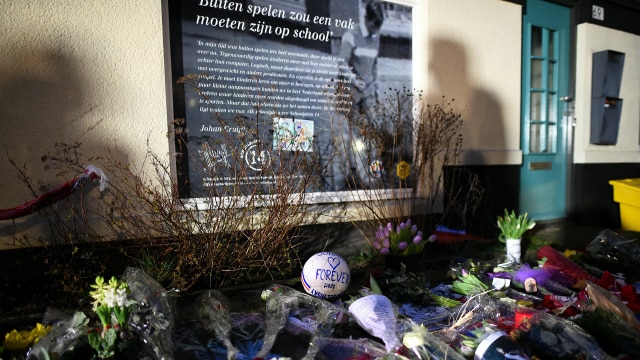 Tribute di hari kematian Cruyff. (Foto: FRANCK FIFE / AFP)