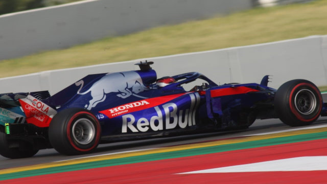 Sean Gelael menguji mobil Toro Rosso di Barcelona. (Foto: Istimewa)