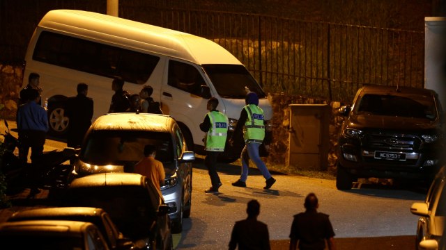 Polisi tiba di rumah Najib untuk penggeledahan. (Foto: REUTERS/Lai Seng Sin)