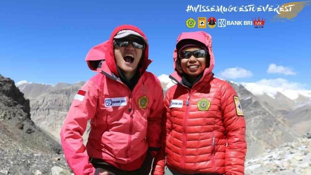 Dua srikandi di Puncak Gunung Everest. (Foto: Dok. Wissemu Mahitala)