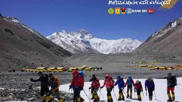 Para pendaki di Gunung Everest. (Foto: Dok. Wissemu Mahitala)