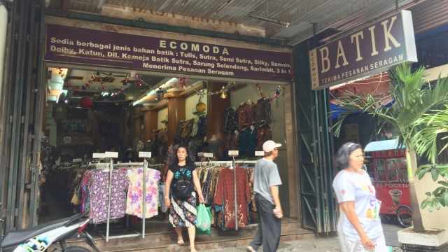 Toko Baju Jadi di Pasar Baru, Jakarta. (Foto: Shika Arimasen Michi/kumparan)