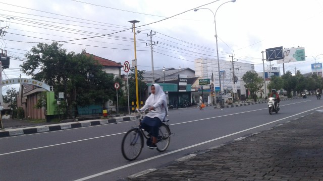 Mending Jalan Aspal Atau Beton?