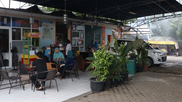 Deaf Cafe & Car Wash Fingertalk, Tunarungu . (Foto: Jafrianto/kumparan)
