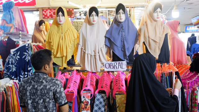 Banjir diskon pakaian muslim di Pasar Tanah Abang. (Foto: Resya Firmansyah/kumparan)