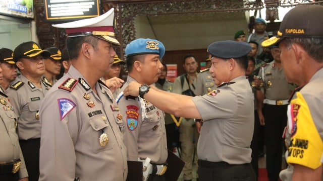 Kapolri beri penghargaan pada Dirlantas Polda Riau (Foto: Dok. Humas Polri)