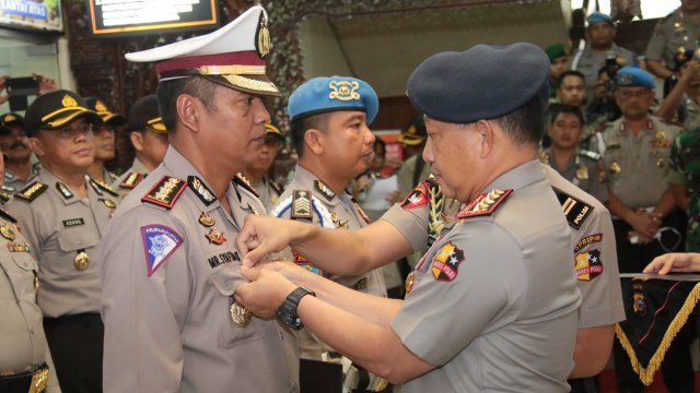 Kapolri beri penghargaan pada Dirlantas Polda Riau (Foto: Dok. Humas Polri)