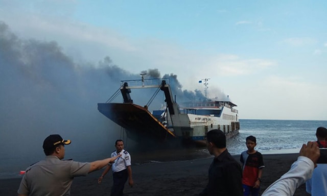 Kapal Labitra Adinda Terbakar di Perairan Ketapang Banyuwangi