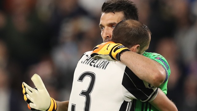 Buffon dan Chiellini. (Foto: Valery HACHE / AFP)