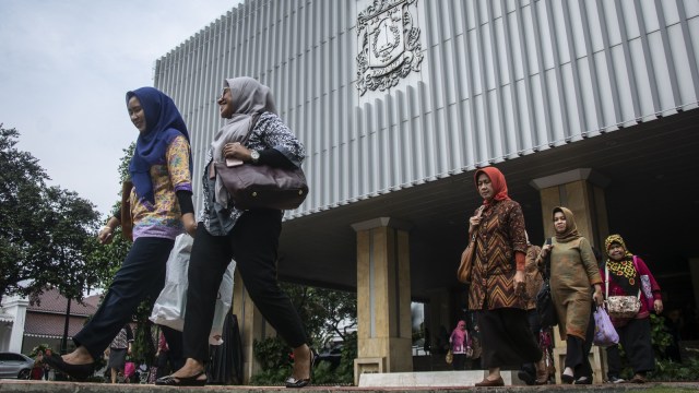 Sejumlah PNS meninggalkan kompleks Balaikota Foto: Antara/Aprillio Akbar