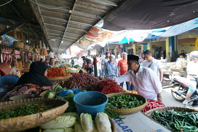 Hari Pertama Puasa, Kang Anton Dengarkan Keluhan Warga Pasar Cikurubuk Tasik
