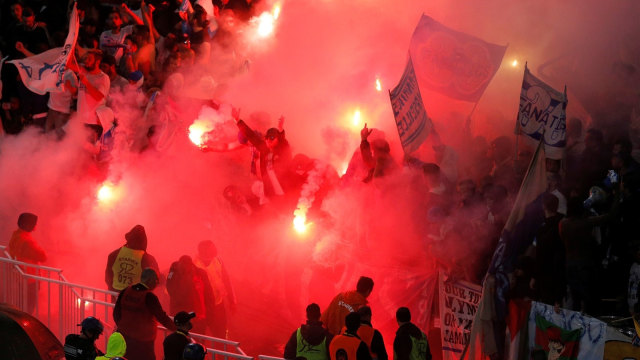 Aksi suporter Marseille di final Liga Europa. (Foto: Reuters/Vincent Kessler)