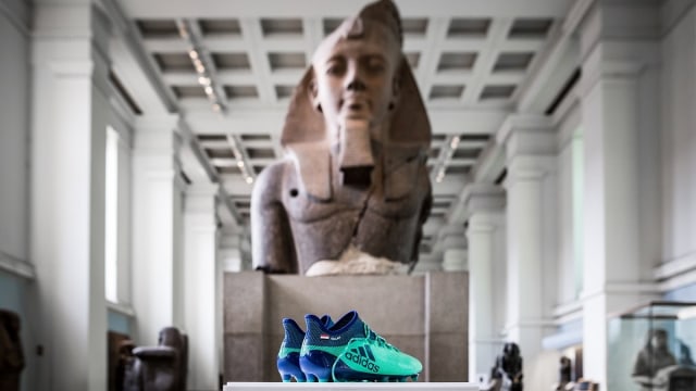 Sepatu Mohamed Salah di Museum Britania. (Foto: Twitter/@britishmuseum)