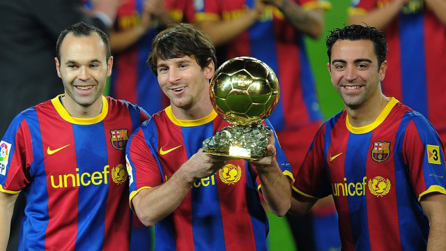 Iniesta, Messi, Xavi dan trofi Ballon d'Or 2010. (Foto: AFP/Lluis Gene)