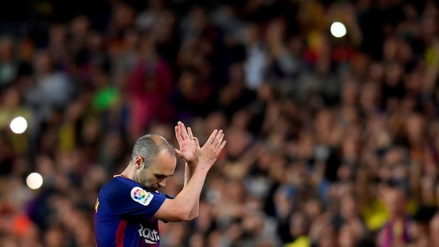 Iniesta berpisah dengan Barcelona. (Foto: AFP/Lluis Gene)