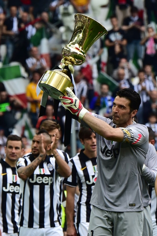 Gianluigi Buffon pegang trofi Coppa Italia (Foto: AFP/Giuseppe Cacace)
