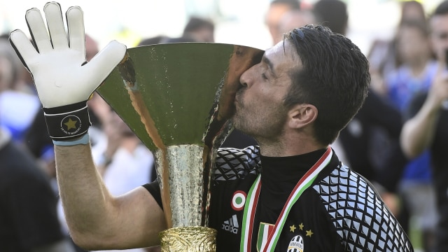 Gianluigi Buffon meraih scudetto. (Foto: AFP/Miguel Medina)