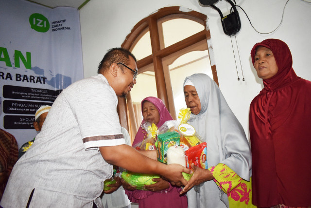 Launching Kampung Ramadhan di Muara Ganting Padang, IZI Beri Paket Sembako pada Dhuafa