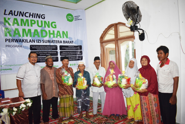 Launching Kampung Ramadhan di Muara Ganting Padang, IZI Beri Paket Sembako pada Dhuafa (1)