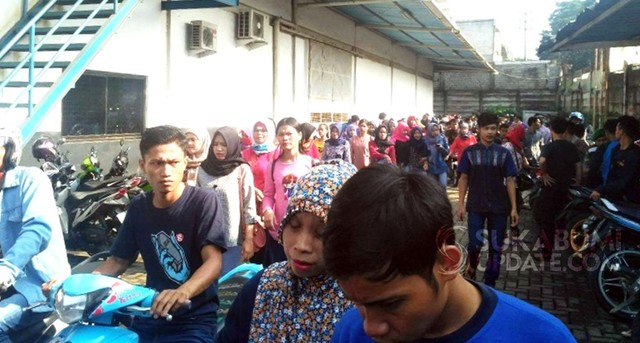 Ratusan Buruh di Sukabumi Unjuk Rasa Tuntut Perusahaan Bayar Upah