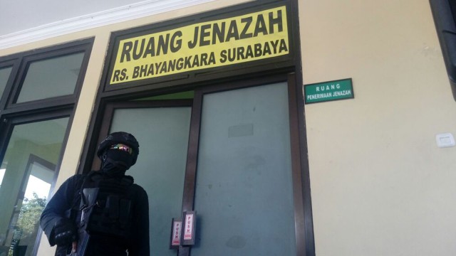 Penjagaan di RS Bhayangkara Polda Jatim (Foto: Ferio Pristiawan/kumparan)