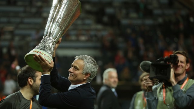Jose Mourinho mengangkat trofi Liga Europa. (Foto: Soren Andersson/AFP)