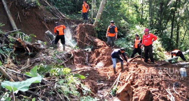 2 Rumah Warga Rusak Diterjang Longsor di Caringin Sukabumi