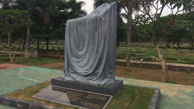 Monumen dan Prasasti Tragedi 98 di TPU Ranggon. (Foto: Moh Fajri/kumparan)