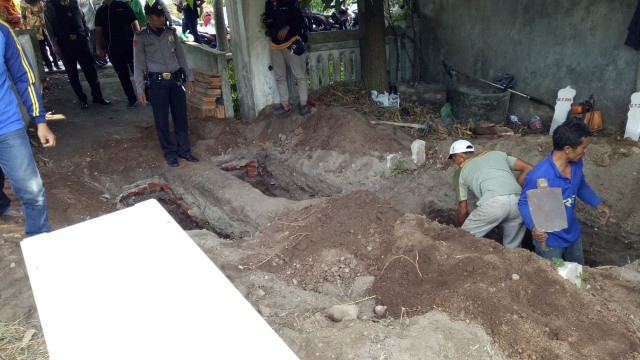 Jenazah teroris bom Rusunawa Sidoarjo dimakamkan (Foto: Ferio Pristiawan/kumparan)