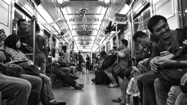 Penumpang Commuter Line (Foto: Flickr/Henry Sudarman)