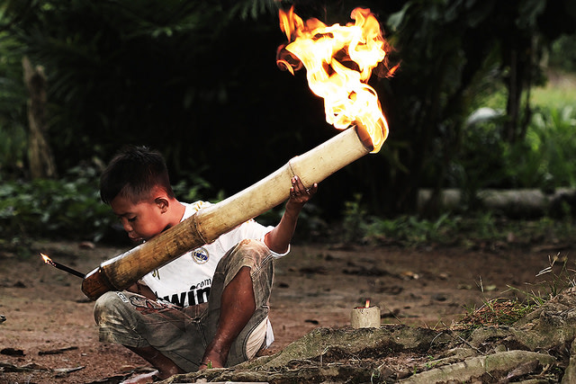 Bermain meriam bambu (Foto: Flickr/Untung Sihombing)