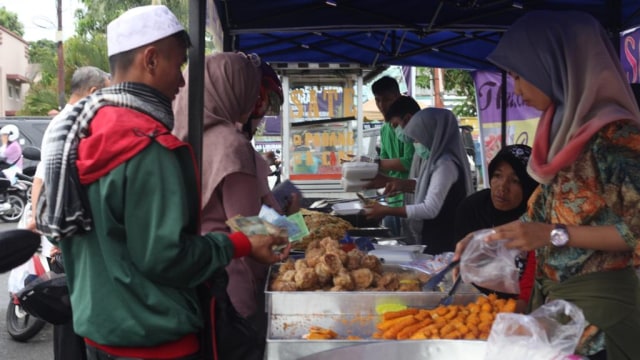 Aktivitas jual beli di Pasar Takjil Banda Aceh. (Foto: Zuhri Noviandi/kumparan)