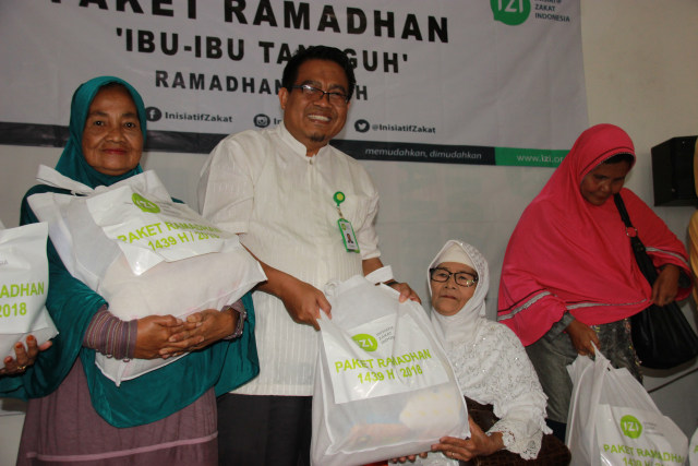 IZI Salurkan Paket Ramadhan pada 50 Ibu Tangguh